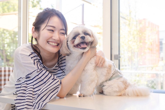 犬を抱き寄せる女性