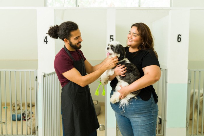 犬を預ける女性