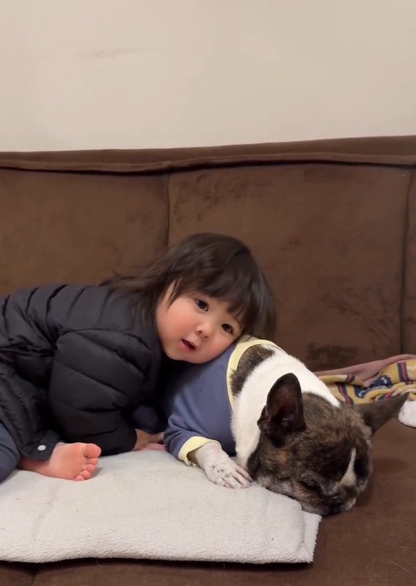 丸男くんに顔を寄せる娘さん