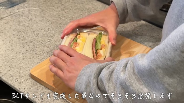 サンドイッチを作る男性