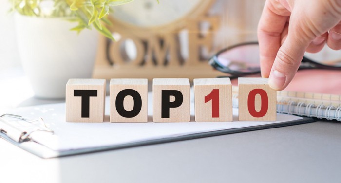 トップ10の木のブロックを並べる人の手