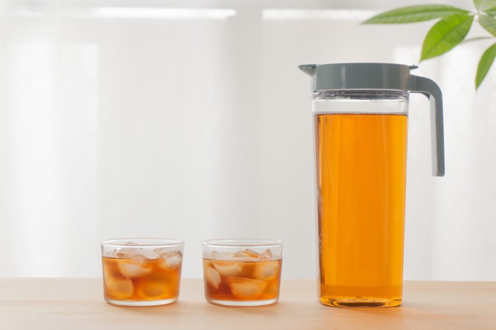 麦茶が入ったピッチャーとグラス