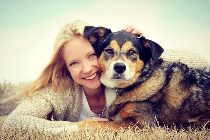 犬と女性