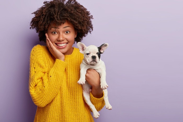 女性と子犬