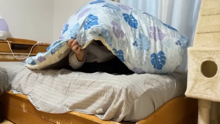 今度はお布団の中に隠れます