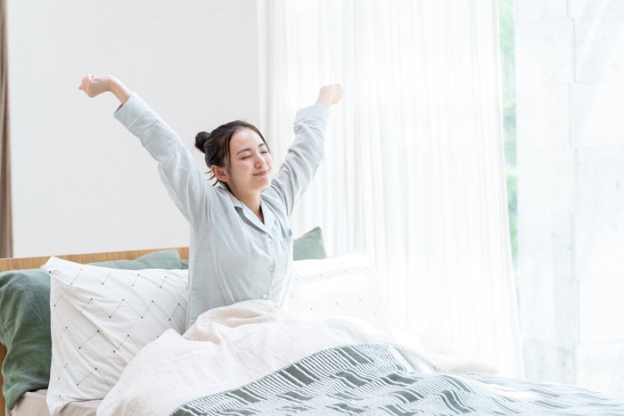 朝起きる女性