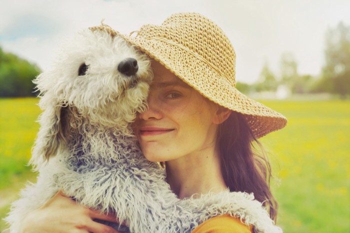 女性と犬