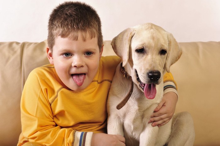 舌を出す男の子と犬