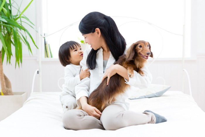 子どもとお母さんと犬