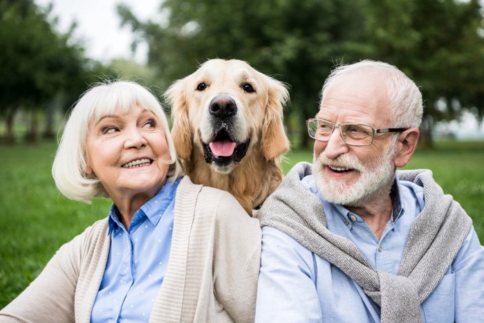 犬を膝に乗せた年配の男性