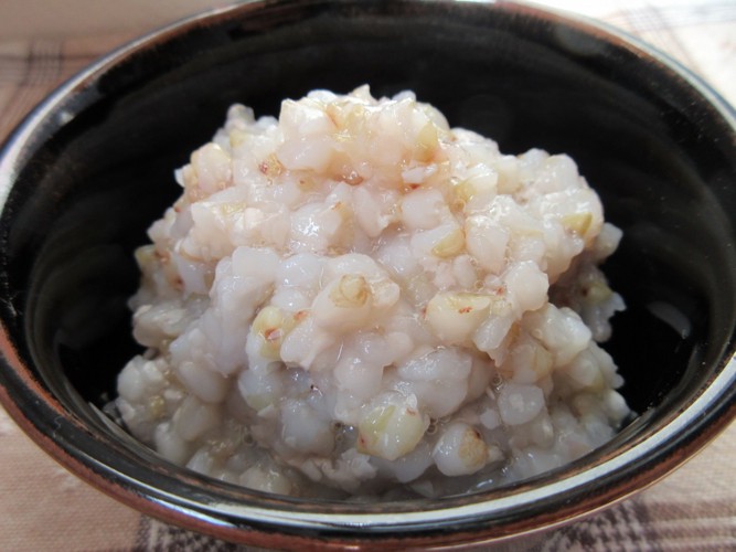 茹でた蕎麦の実の写真