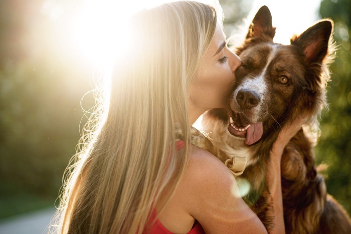 犬にキスをする女性