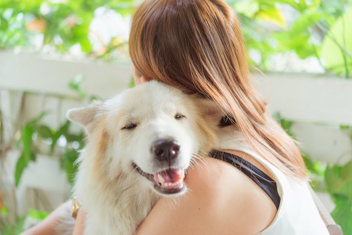 犬を抱きしめている女性