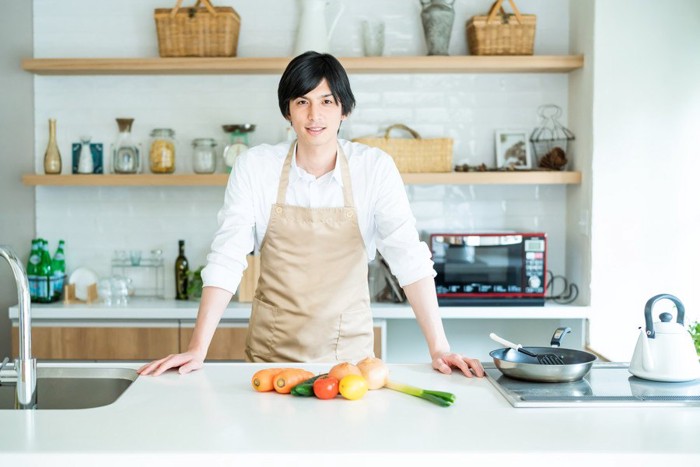 料理を作ろうとする男性