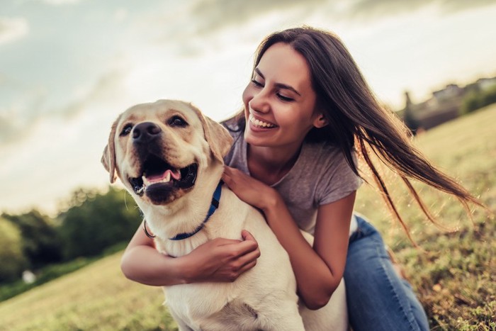 笑顔の犬と女性