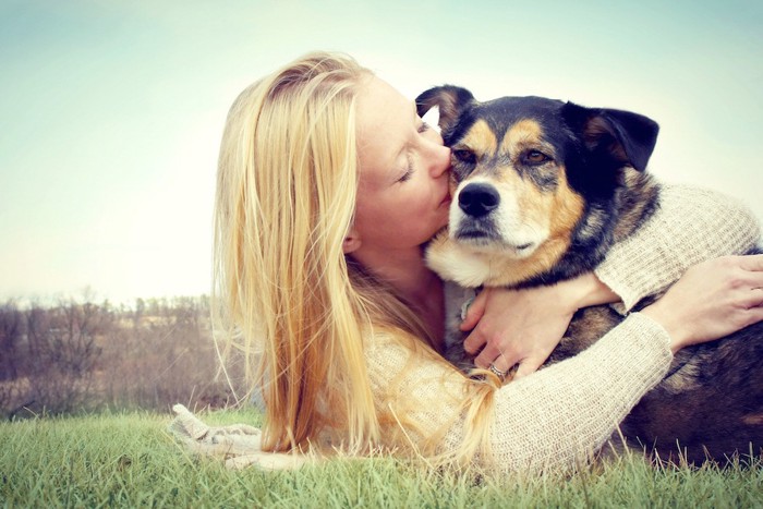 犬にキスする女性