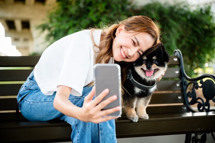 犬と人が一緒に写真を撮る