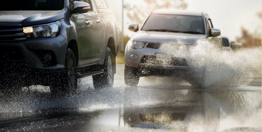 水たまりを勢いよく走る車