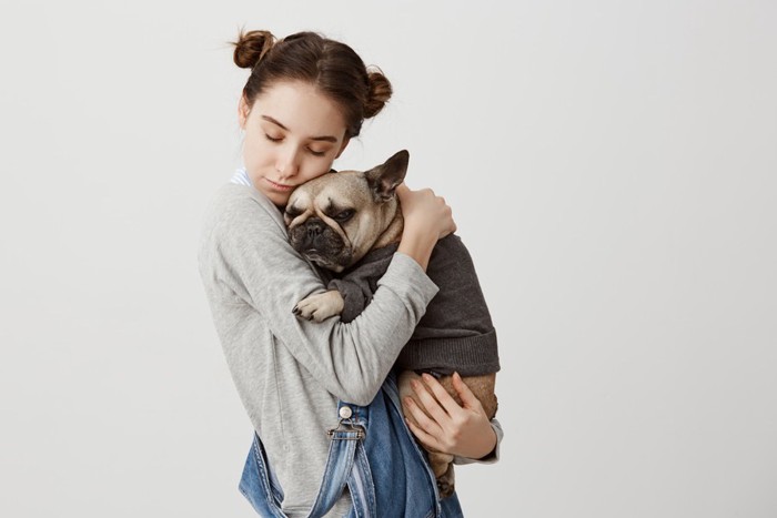 犬を抱っこする女性