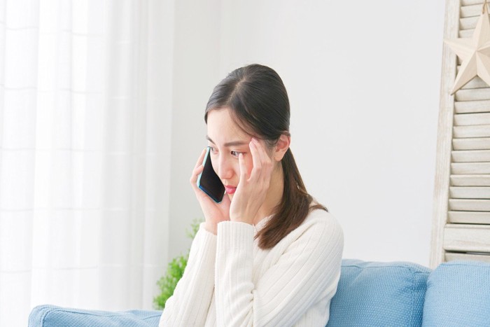 電話をする女性