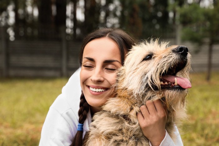 犬を抱きしめる女性