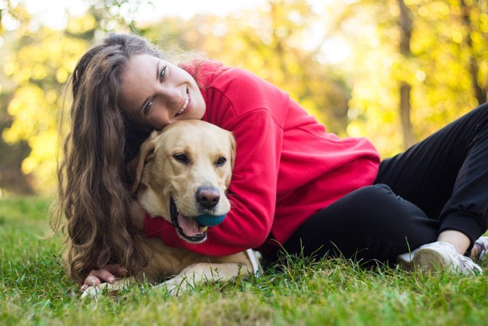 犬を抱きしめる女性