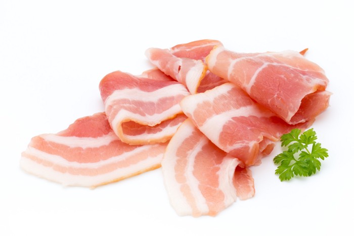 薄切りにしたベーコンが重ねて置かれている光景