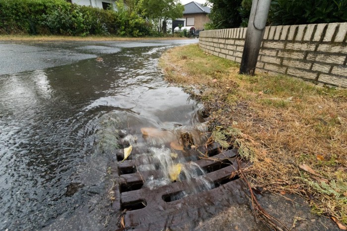 道に溢れている雨水