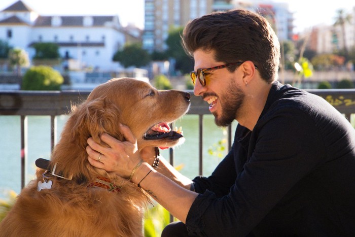 犬と男性