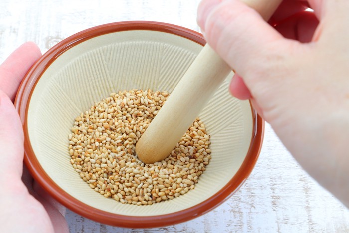 すり鉢でゴマをすっている様子