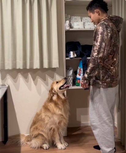 飼い主さんの前に座るイヴちゃん