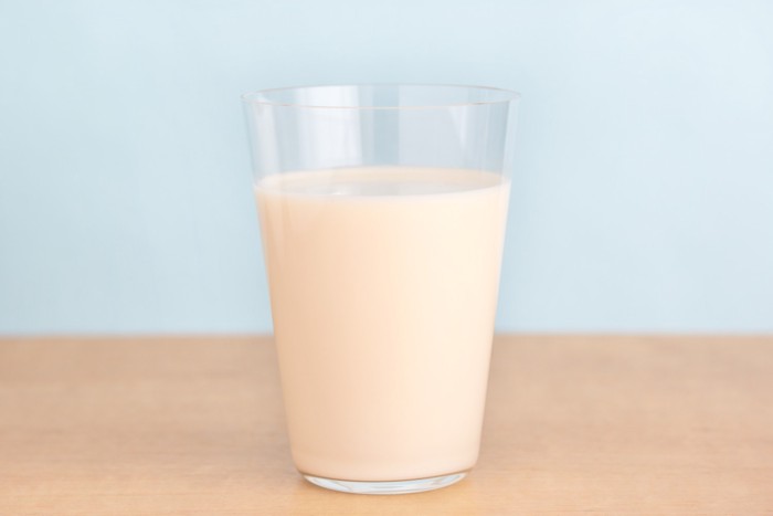 コップに注がれた1杯の豆乳