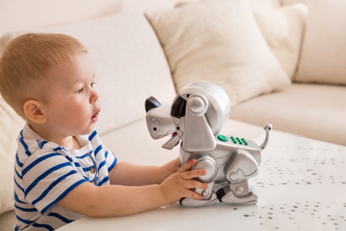 ロボット犬と遊ぶ男の子