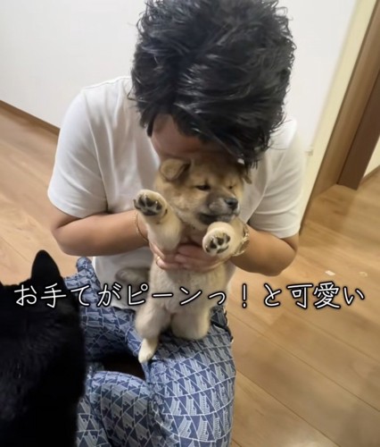 前足が伸びる子犬