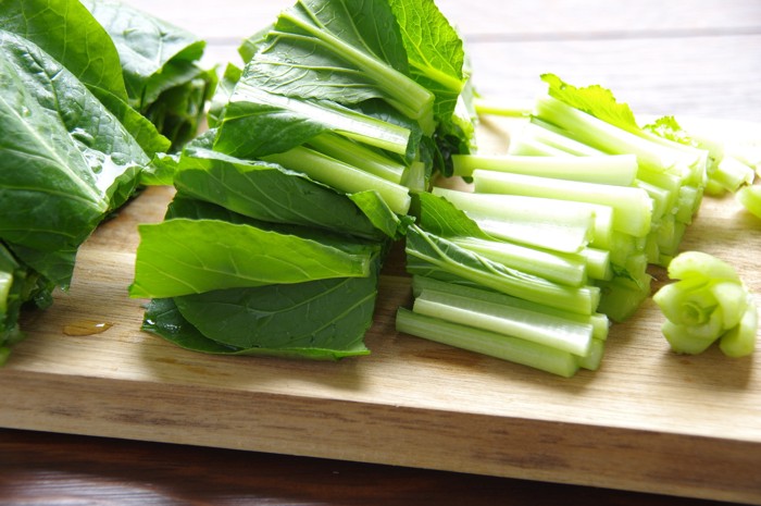 まな板の上のざく切りにした小松菜