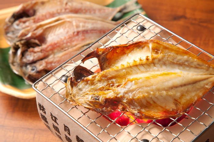 アジの干物を焼いている光景
