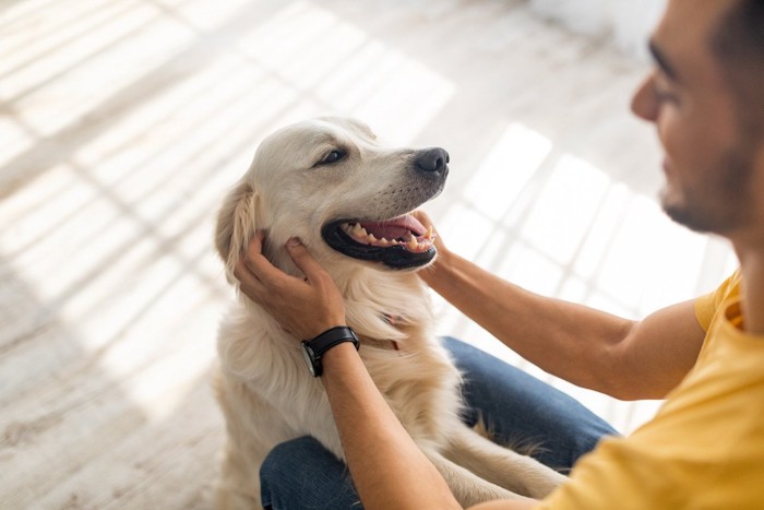 笑顔の男性と犬