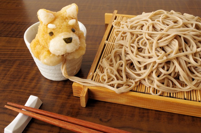 茹で蕎麦と大根おろしで作られた犬