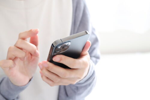 スマホを持つ人の手