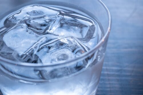 氷水を入れたグラス