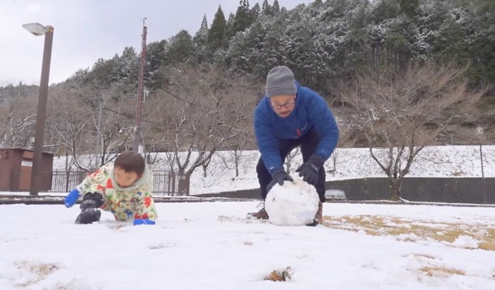 雪玉作成中