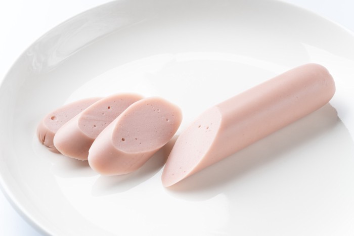 お皿の上のカットされた魚肉ソーセージ