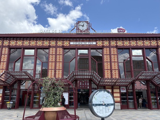 可愛らしい外観のサンテティエンヌの駅舎