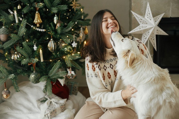 キスする女性と犬