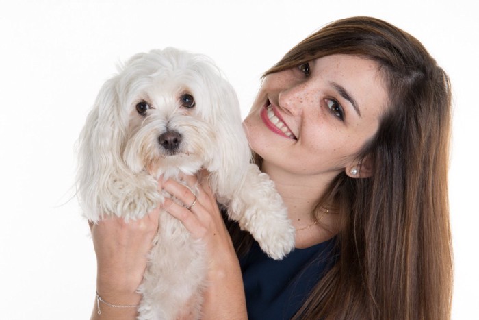 抱き上げる女性と不安な顔の犬