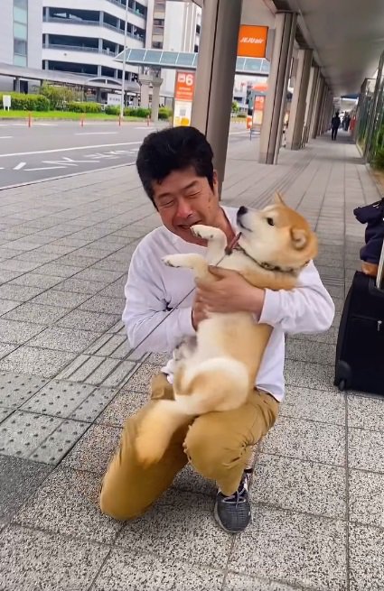 こさめちゃんを抱っこするパパ