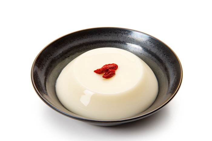 黒いお皿に盛られた杏仁豆腐