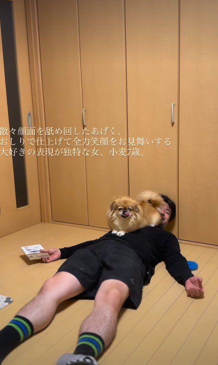パパの顔にお尻をペタン!