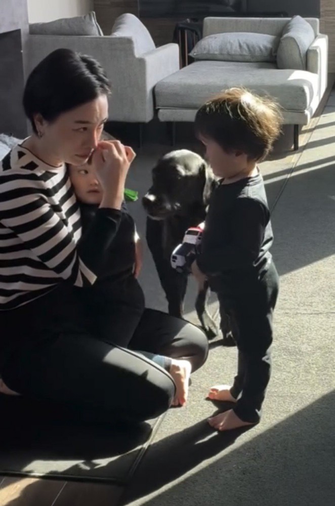 母親と男の子の間にいる犬