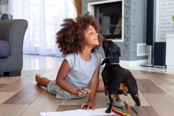 子どもにキスする犬